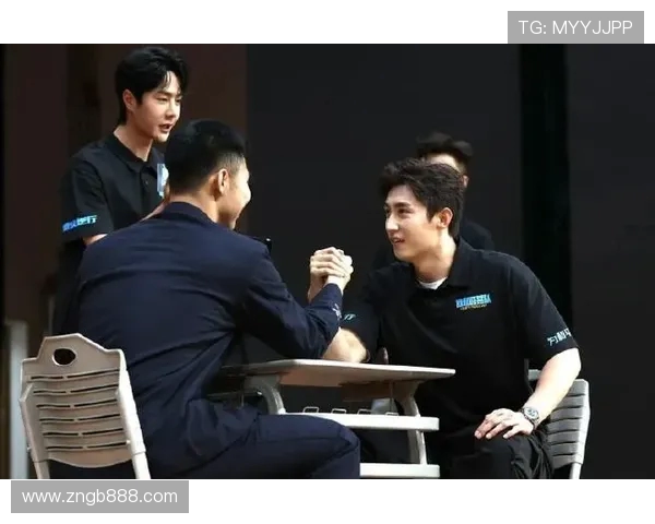 王一博担任裁判对决黄景瑜!维和防暴队路演掰手腕引全网热议 王一博担任裁判对决黄景瑜!维和防暴队路演掰手腕引全网热议